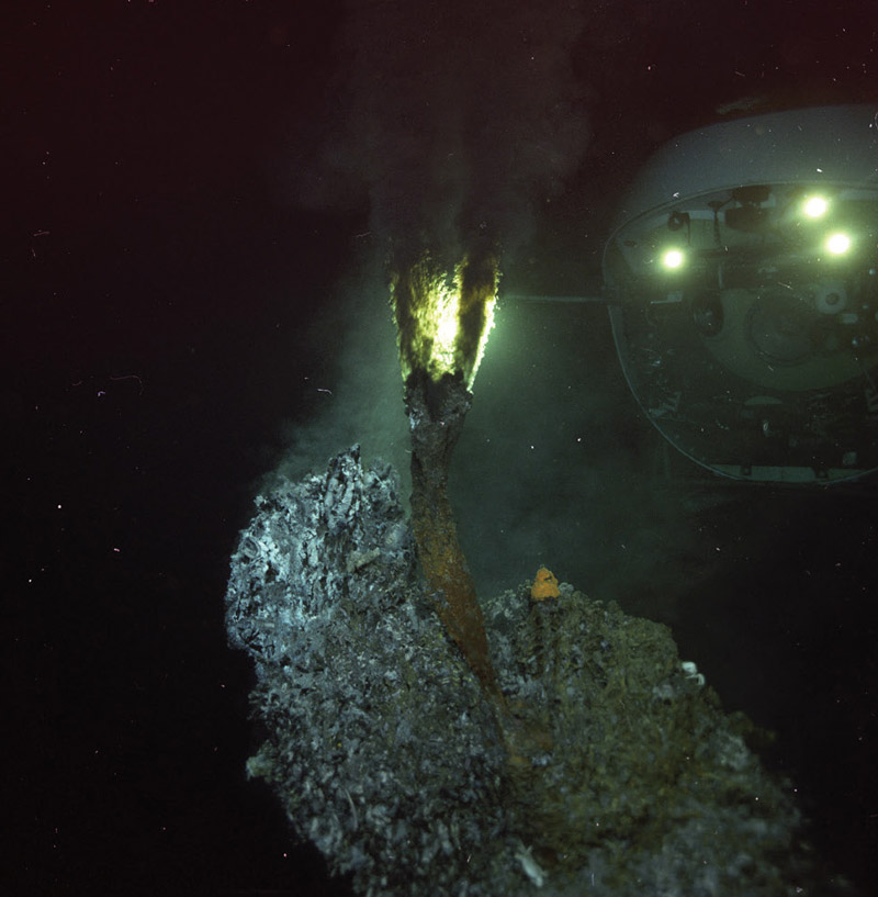 Submercible Mir in the hydrothermal field at 21 K<sup>0</sup>N Submercible Mir in the hydrothermal field